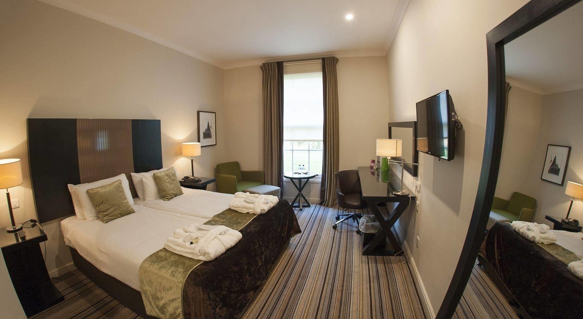 Hotel Theobalds Estate à Waltham Cross Extérieur photo